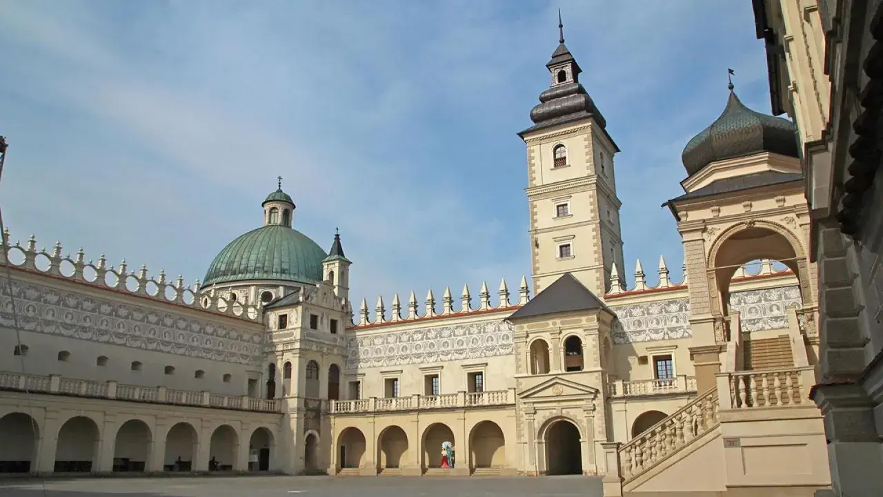 Zamek w Krasiczynie zachwyca arkadowymi krużgankami i zdobieniami. Ciekawostki o jego historii i architekturze czekają na odkrycie.