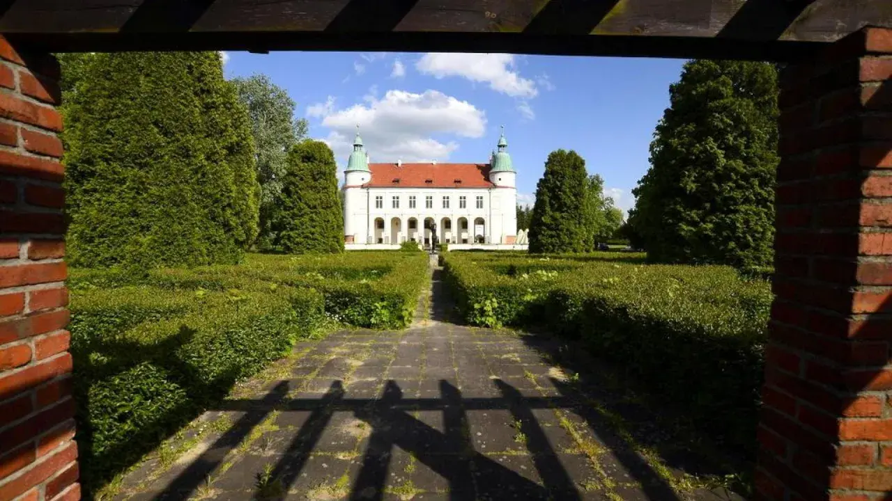 Zamek w Baranowie Sandomierskim zachwyca architekturą i zadbanym ogrodem. Ciekawostki o jego historii czekają na odkrycie.