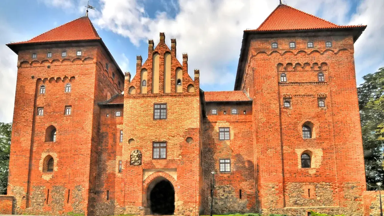 Zamek w Nidzicy, ceglana twierdza z czerwonej cegły, zachwyca architekturą. Ciekawostki o zamku w Nidzicy czekają na odkrycie!