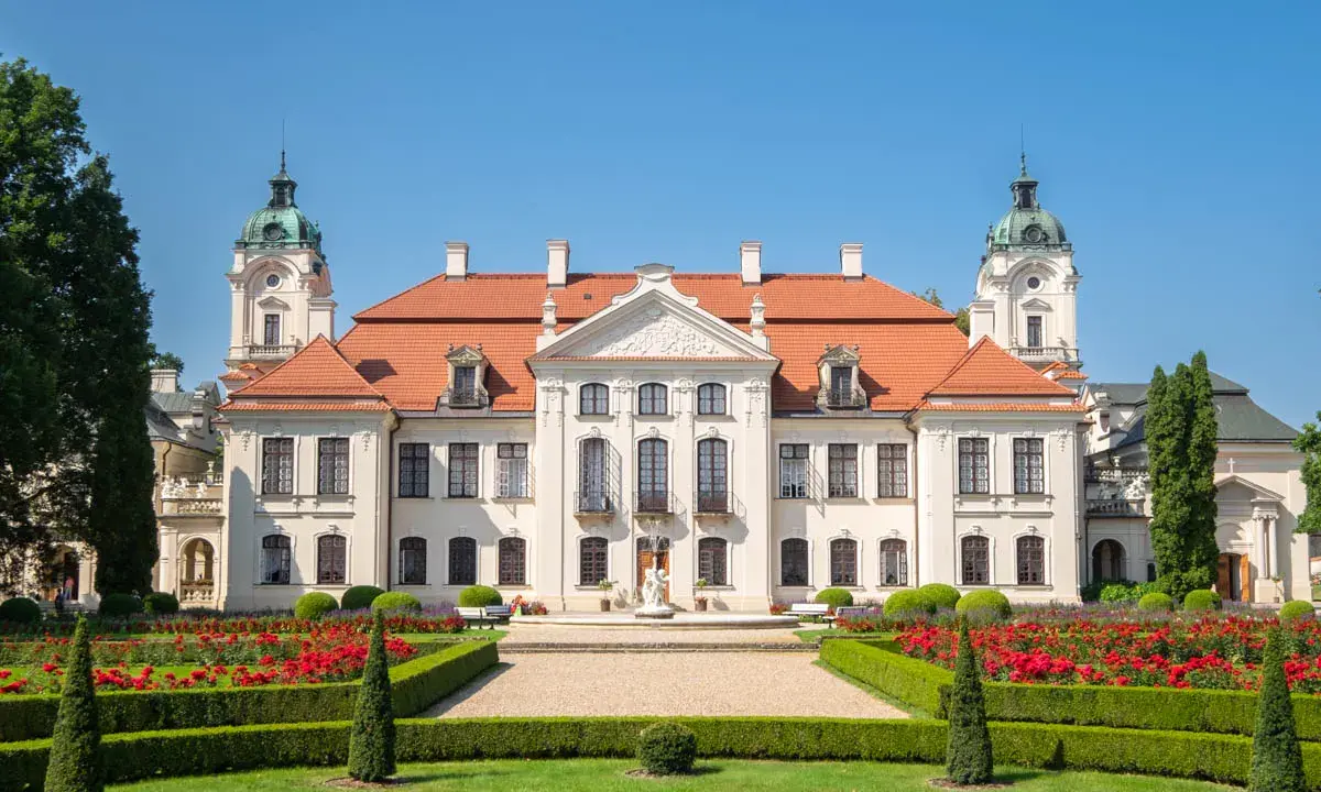 Pałac w Kozłówce, z kwitnącymi różami i zielonymi ogrodami, zachwyca architekturą. Ciekawostki o jego historii czekają na odkrycie.