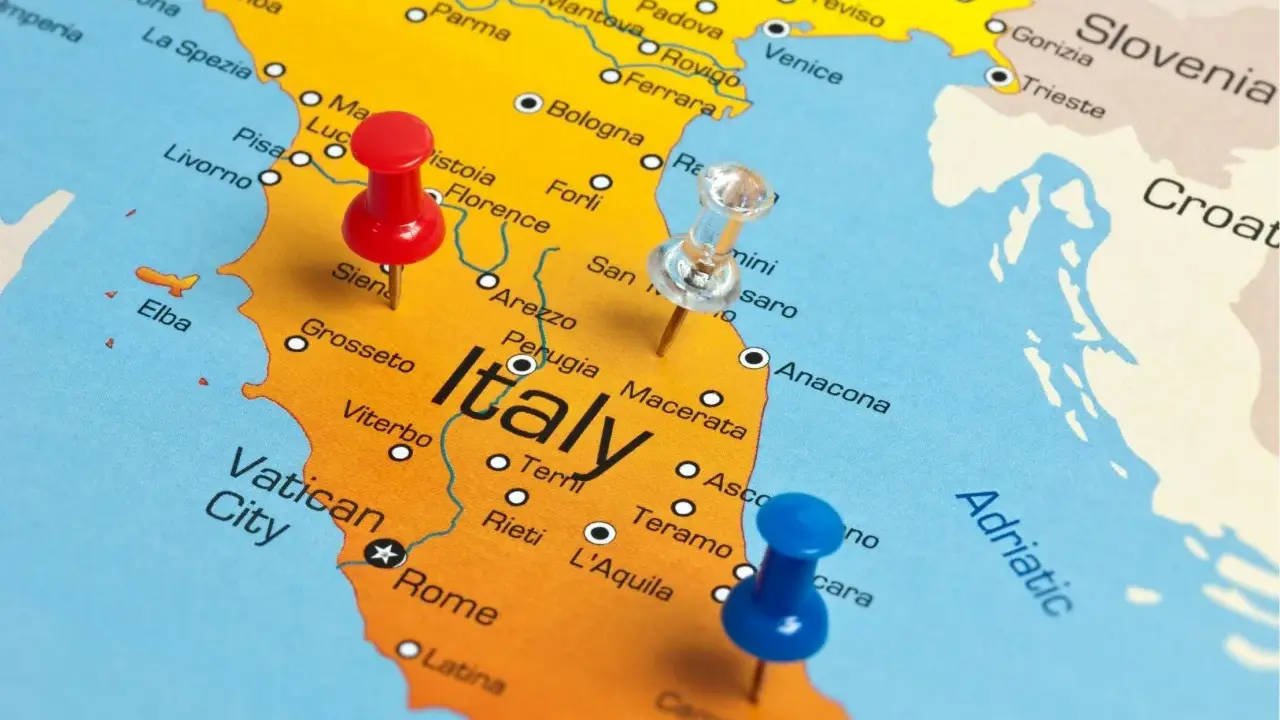 Mapa Włoch z zaznaczonymi miastami i pinezkami. Planujesz podróż? Włochy samochodem czekają!