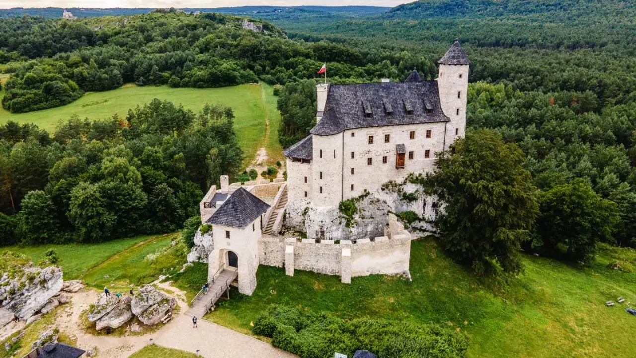 Zamek w Bobolicach, malowniczo położony na skale, otoczony lasami. Ciekawostki o jego historii i architekturze przyciągają turystów.
