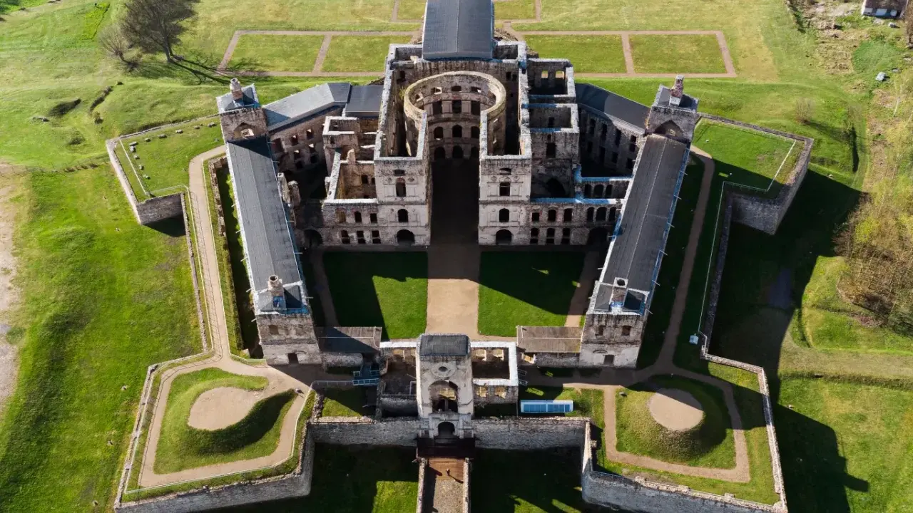 Zamek Krzyżtopór z lotu ptaka. Zobacz zamek krzyżtopór ciekawostki i jego imponującą architekturę.