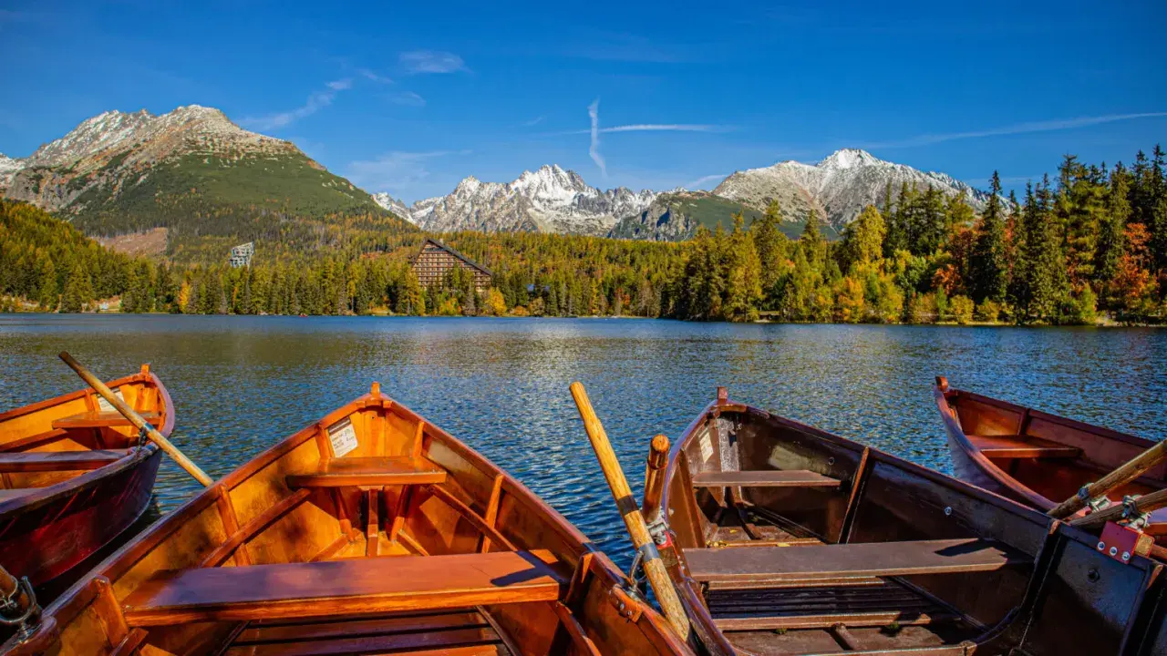 Łodzie na jeziorze Strbskie Pleso, Tatry Wysokie, Słowacja. Idealne miejsce na relaks po wizycie w termach Słowacja.
