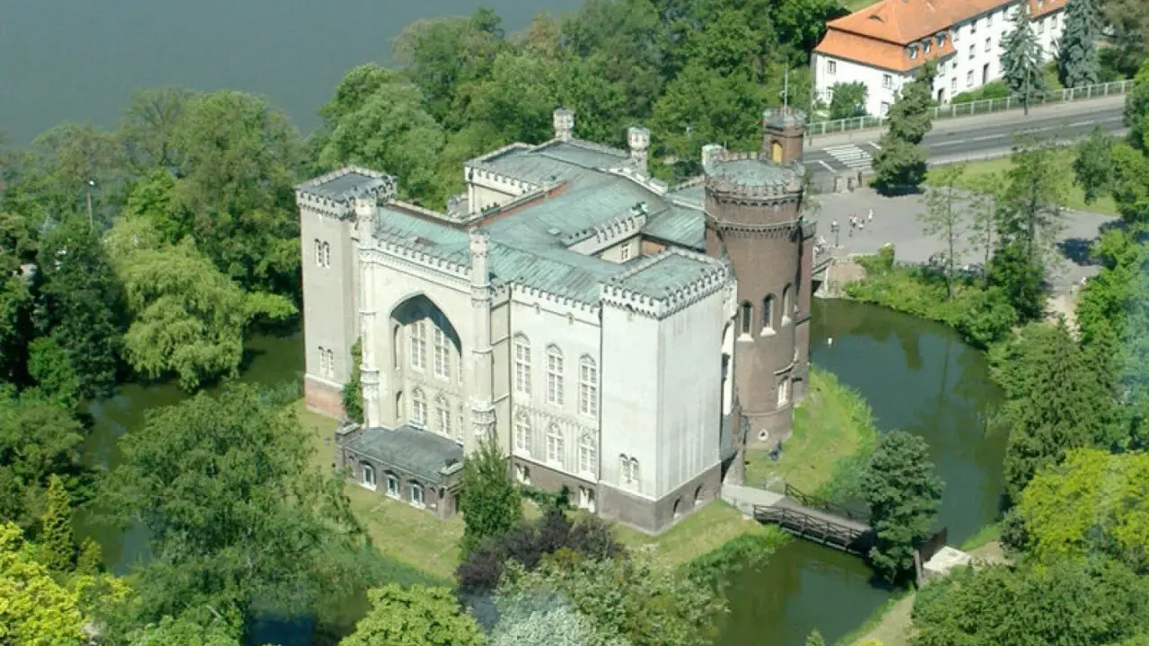 Zamek w Kórniku, otoczony fosą i zielenią, skrywa wiele ciekawostek. Z lotu ptaka widać jego neogotycką architekturę i malownicze położenie.