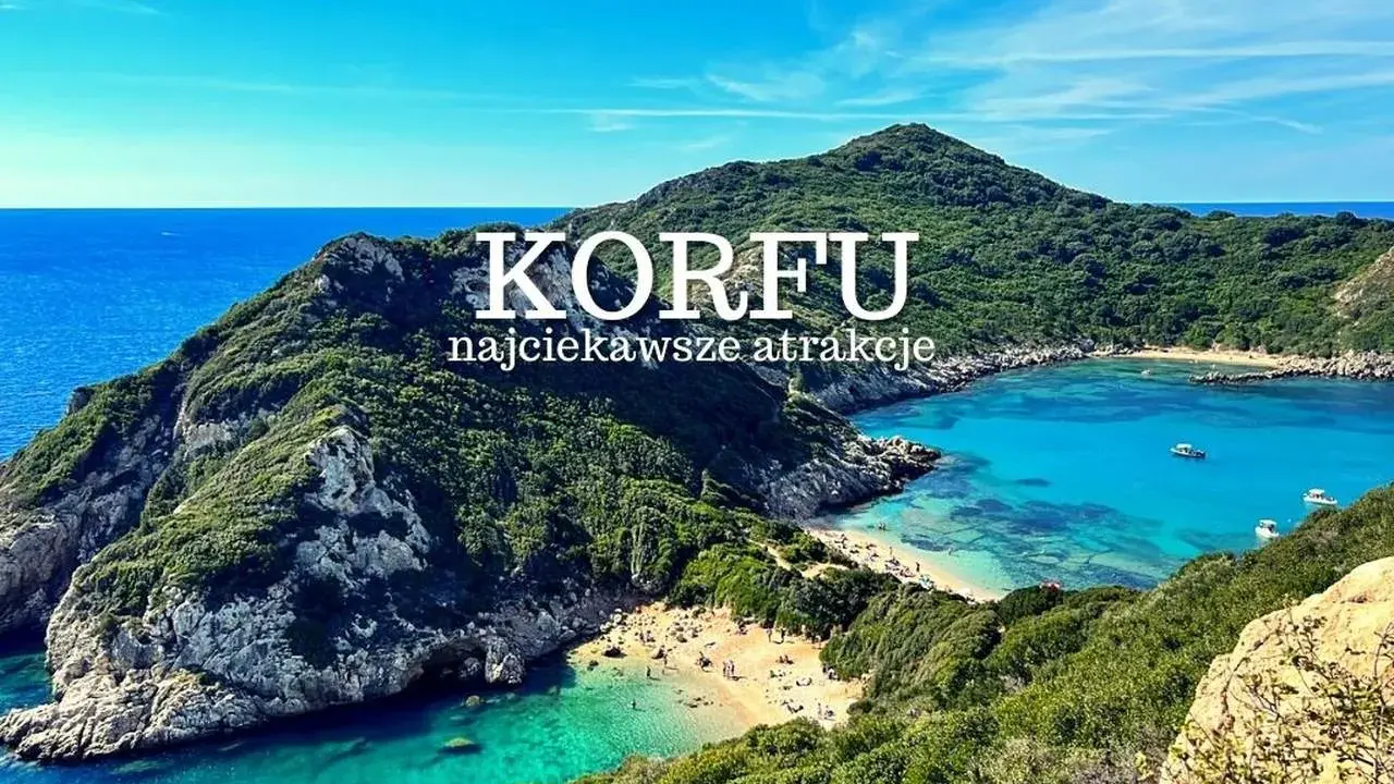 Widok na zatokę z turkusową wodą i plażą, otoczoną zielonymi wzgórzami. Idealne miejsce, by odkryć, co **Korfu co zobaczyć** oferuje.