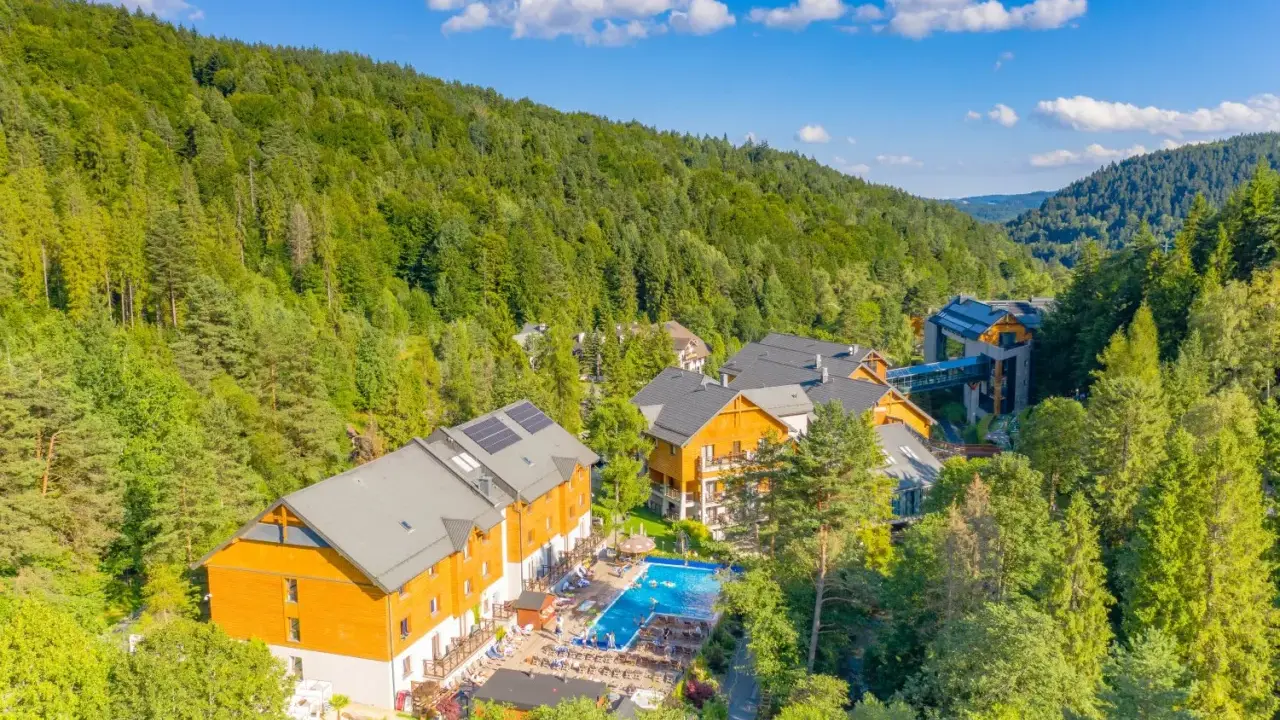 Idealne miejsce, gdzie na majówkę z dzieckiem: hotel w otoczeniu lasu, basen i mnóstwo zieleni.