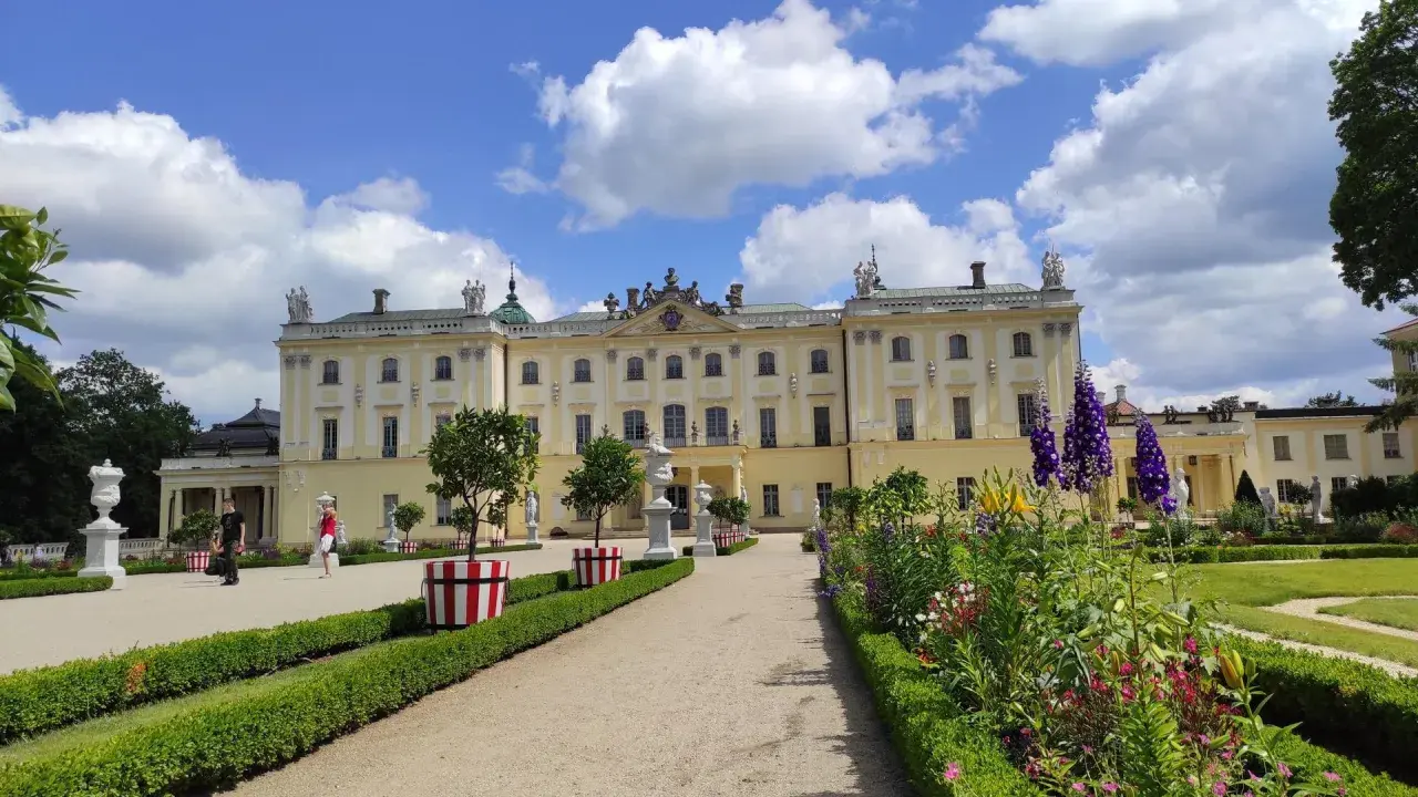 Pałac Branickich w Białymstoku, zwany "Wersalem Północy", zachwyca barokową architekturą i pięknymi ogrodami. Ciekawostki o pałacu czekają na odkrycie!