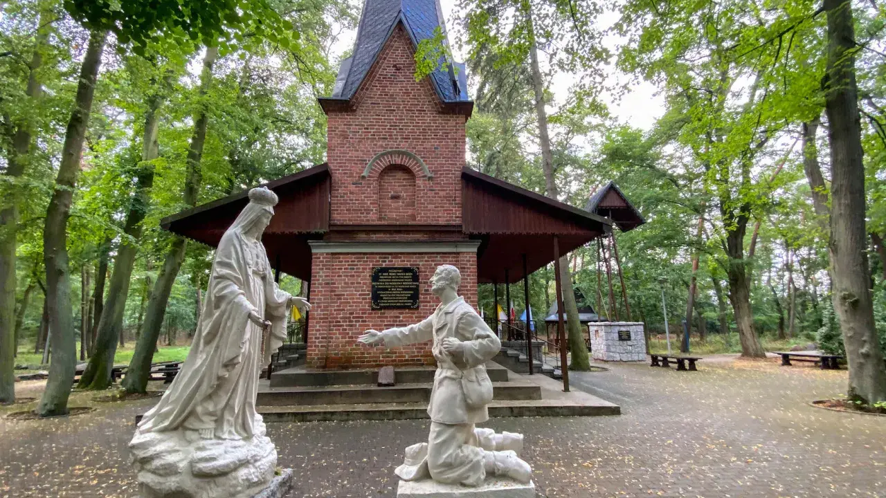 Kapliczka i figury Matki Bożej i klęczącego mężczyzny. Jedna z wielu atrakcji w Licheniu, miejsce zadumy i modlitwy.