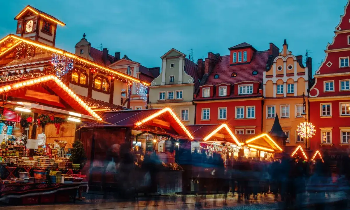 Kolorowe kamienice i rozświetlone stragany jarmarku we Wrocławiu. Czas zacząć świąteczne zakupy!