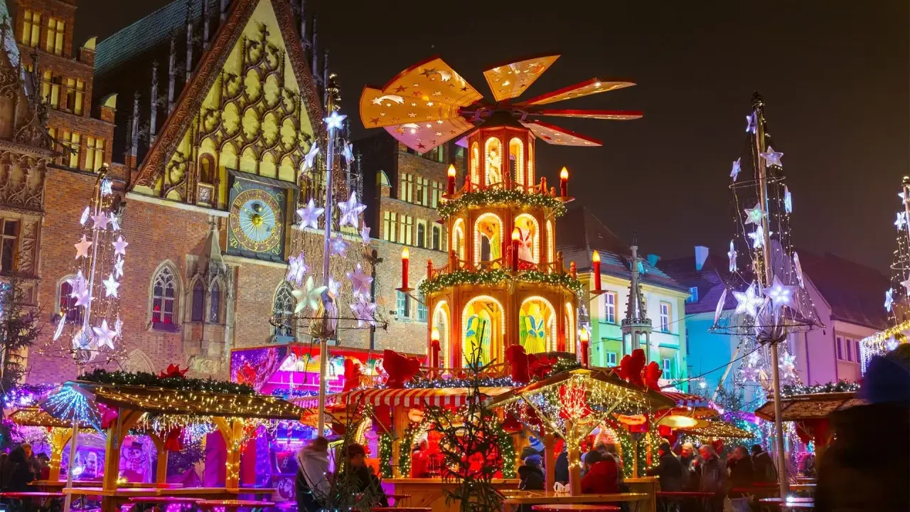 Magiczny jarmark bożonarodzeniowy, jeden z największych jarmarków w Polsce, rozświetlony tysiącami lampek.