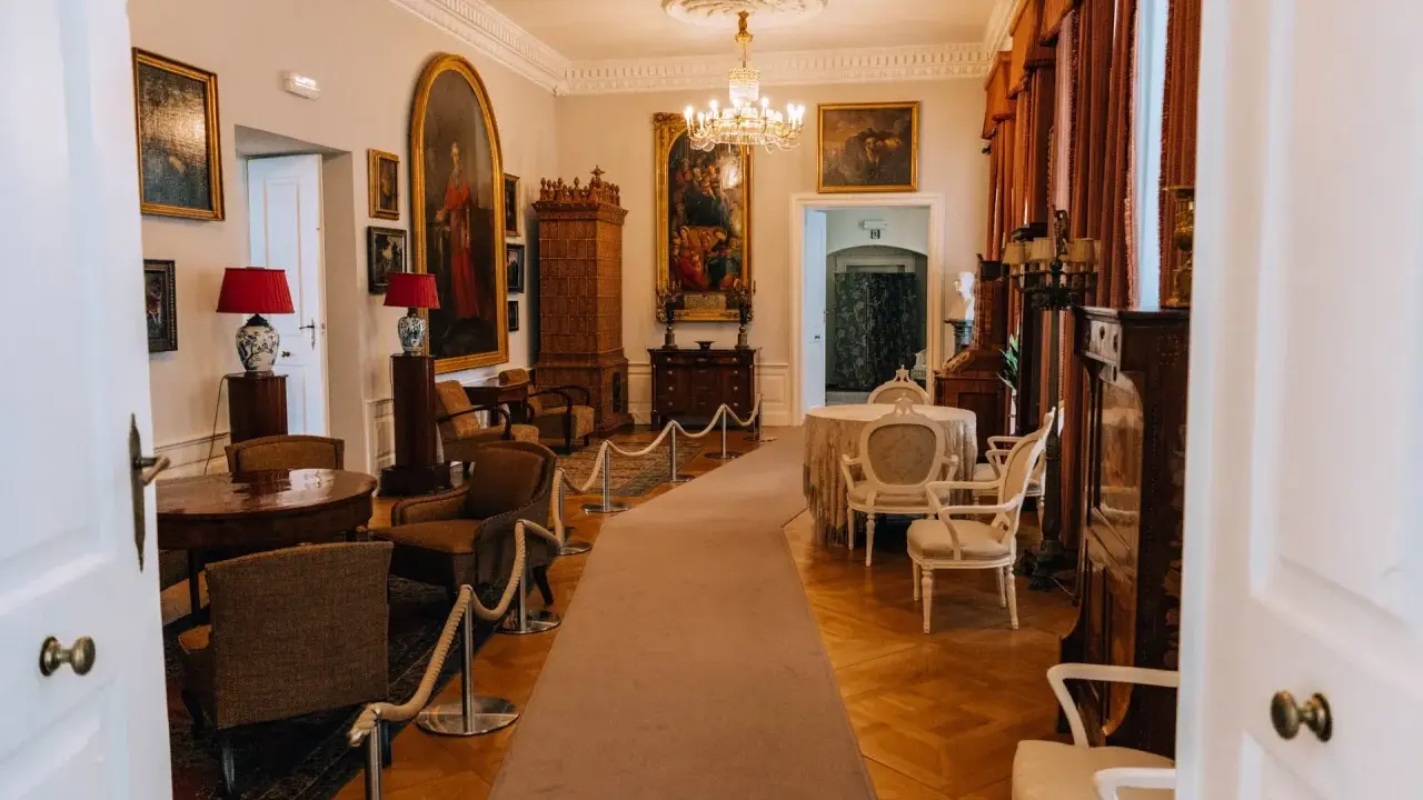 Wnętrze pałacu w Rogalinie zachwyca elegancją. Ciekawostki o pałacu w Rogalinie odkryjesz, podziwiając obrazy i zabytkowe meble.