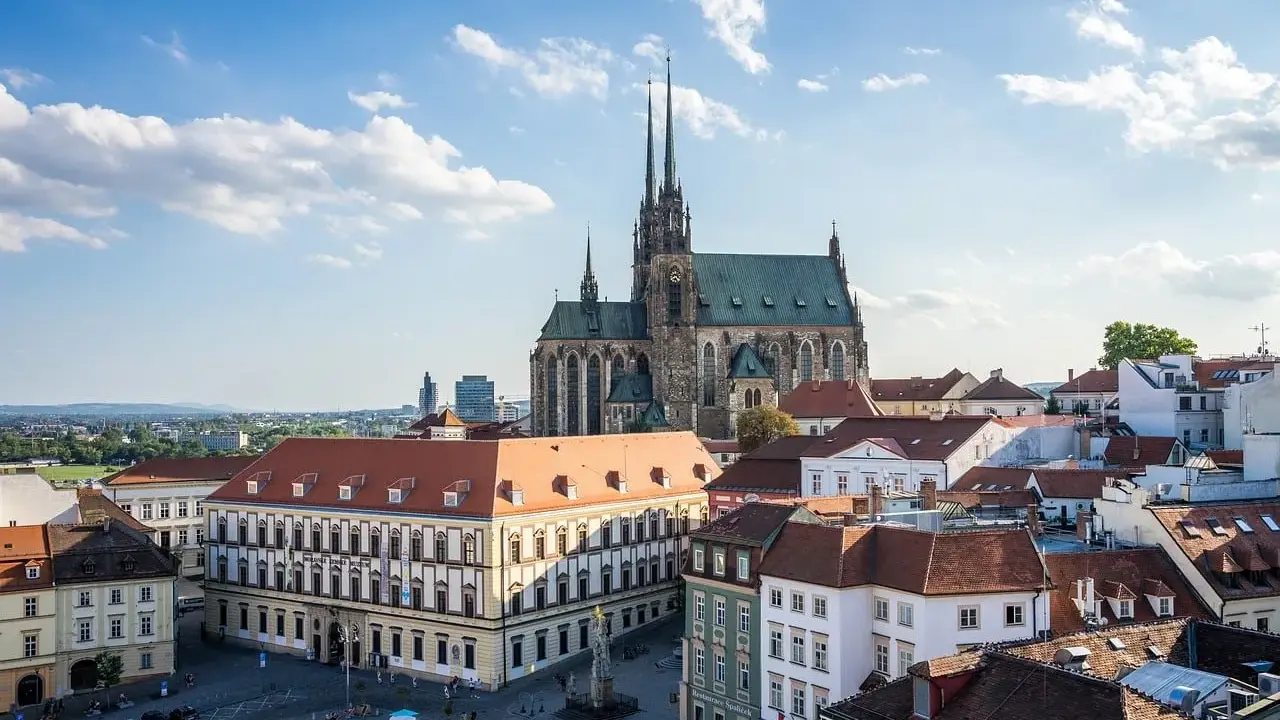 Widok na Katedrę Świętych Piotra i Pawła oraz plac w Brnie. Wspaniałe brneńskie atrakcje zachęcają do zwiedzania.