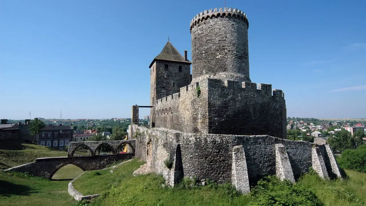 Kamienny zamek w Będzinie, z potężną wieżą i mostami, skrywa wiele ciekawostek.