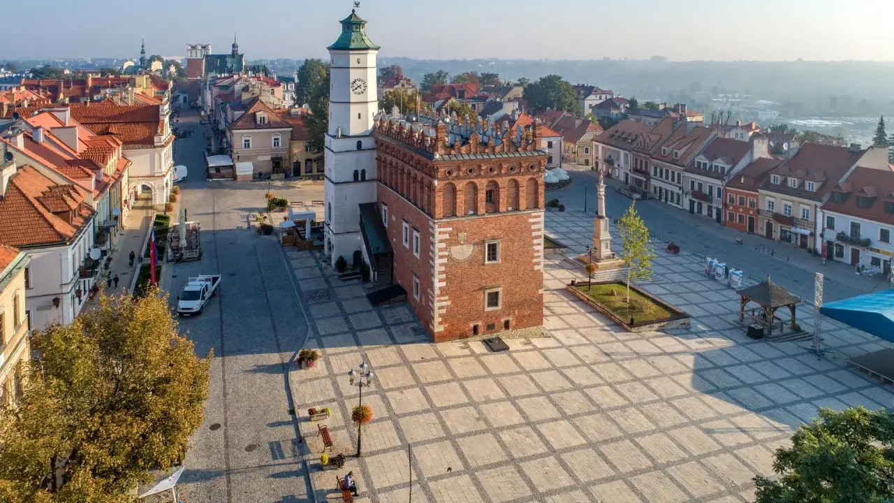Rynek w Sandomierzu, z Ratuszem i kamienicami. Idealne miejsce, by poczuć atmosferę miasta i zaplanować, sandomierz co zobaczyć.