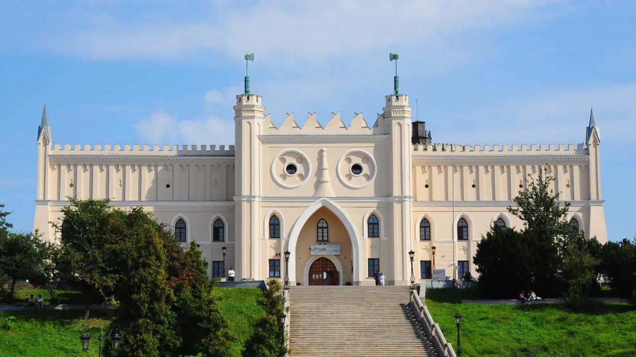 Zamek Lubelski, z jego charakterystycznymi "oczami", kryje wiele ciekawostek. Warto odkryć jego historię!