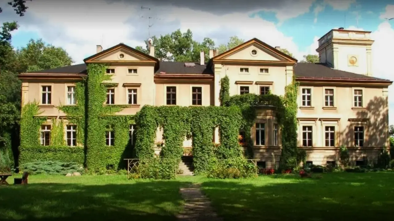 Dworek porośnięty bluszczem, jeden z urokliwych zamków w okolicy Poznania.