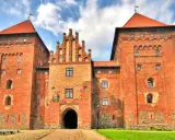 Zamek w Nidzicy, ceglana twierdza z czerwonej cegły, zachwyca architekturą. Ciekawostki o zamku w Nidzicy czekają na odkrycie!