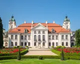 Pałac w Kozłówce, z kwitnącymi różami i zielonymi ogrodami, zachwyca architekturą. Ciekawostki o jego historii czekają na odkrycie.