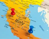Mapa Włoch z zaznaczonymi miastami i pinezkami. Planujesz podróż? Włochy samochodem czekają!