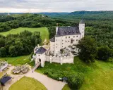 Zamek w Bobolicach, malowniczo położony na skale, otoczony lasami. Ciekawostki o jego historii i architekturze przyciągają turystów.