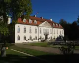 Pałac w stylu barokowym, jeden z pięknych zamków w województwie łódzkim, otoczony ogrodem.