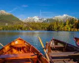 Łodzie na jeziorze Strbskie Pleso, Tatry Wysokie, Słowacja. Idealne miejsce na relaks po wizycie w termach Słowacja.