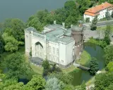 Zamek w Kórniku, otoczony fosą i zielenią, skrywa wiele ciekawostek. Z lotu ptaka widać jego neogotycką architekturę i malownicze położenie.