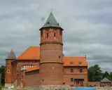 Zamek w Tykocinie, z ceglanymi wieżami i pomarańczowymi dachami, skrywa wiele ciekawostek.