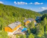 Idealne miejsce, gdzie na majówkę z dzieckiem: hotel w otoczeniu lasu, basen i mnóstwo zieleni.