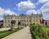 Pałac Branickich w Białymstoku, zwany "Wersalem Północy", zachwyca barokową architekturą i pięknymi ogrodami. Ciekawostki o pałacu czekają na odkrycie!