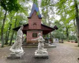 Kapliczka i figury Matki Bożej i klęczącego mężczyzny. Jedna z wielu atrakcji w Licheniu, miejsce zadumy i modlitwy.