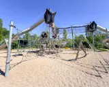 Plac zabaw w Givskud Zoo z siatkami i zjeżdżalniami, gdzie dzieci wspinają się i bawią.