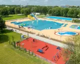 Nowoczesny moczydło water park z basenami, zjeżdżalniami i placem zabaw.