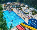 Letni relaks w aquaparku nad morzem: baseny, zjeżdżalnie i mnóstwo słońca dla całej rodziny.