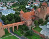 Zamek w Kwidzynie z charakterystycznym gdaniskiem i mostem. Ciekawostki o tej budowli przyciągają turystów.