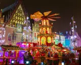 Magiczny jarmark bożonarodzeniowy, jeden z największych jarmarków w Polsce, rozświetlony tysiącami lampek.