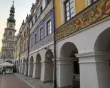 Kolorowe kamienice i wieża ratuszowa na Rynku Wielkim w Zamościu. Atrakcje tego renesansowego miasta zachwycają.