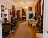 Wnętrze pałacu w Rogalinie zachwyca elegancją. Ciekawostki o pałacu w Rogalinie odkryjesz, podziwiając obrazy i zabytkowe meble.