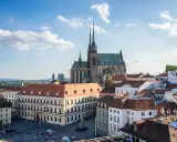 Widok na Katedrę Świętych Piotra i Pawła oraz plac w Brnie. Wspaniałe brneńskie atrakcje zachęcają do zwiedzania.