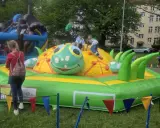 Dzieci bawią się na dmuchanej gąsienicy, jednej z wielu atrakcji na Dzień Dziecka.