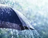 Parasol chroni przed deszczem. W Karwi w razie niepogody można schować się pod nim lub w kawiarni.