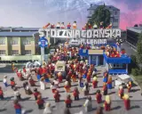 Miniaturowa scena z Klockoland Kraków przedstawiająca tłum ludzi pod bramą z napisem "Stocznia Gdańska im. Lenina".
