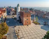 Rynek w Sandomierzu, z Ratuszem i kamienicami. Idealne miejsce, by poczuć atmosferę miasta i zaplanować, sandomierz co zobaczyć.