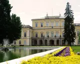 Pałac Czartoryskich w Puławach, z fontanną i kwiecistą rabatą. Ciekawostki o tym miejscu czekają na odkrycie.