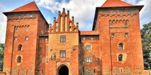 Zamek w Nidzicy, ceglana twierdza z czerwonej cegły, zachwyca architekturą. Ciekawostki o zamku w Nidzicy czekają na odkrycie!