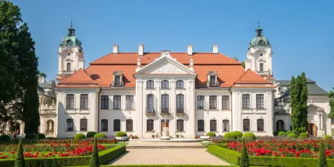 Pałac w Kozłówce, z kwitnącymi różami i zielonymi ogrodami, zachwyca architekturą. Ciekawostki o jego historii czekają na odkrycie.