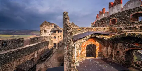 Kamienne mury i ceglane łuki zamku, jednego z najstarszych zamków w Polsce, świadczą o jego bogatej historii.