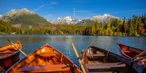 Łodzie na jeziorze Strbskie Pleso, Tatry Wysokie, Słowacja. Idealne miejsce na relaks po wizycie w termach Słowacja.