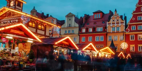 Kolorowe kamienice i rozświetlone stragany jarmarku we Wrocławiu. Czas zacząć świąteczne zakupy!